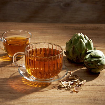 Bebida caliente de té verde con alcachofa